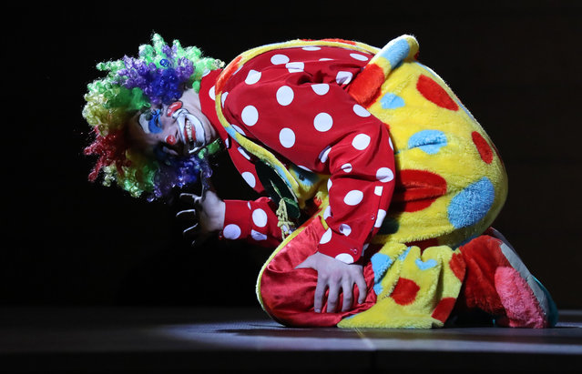 A clown performs in the Arts Palace during the first clown festival in Belarus in Bobruisk, some 150 km from Minsk, Belarus, 01 April 2018. (Photo by Tatyana Zenkovich/EPA/EFE)