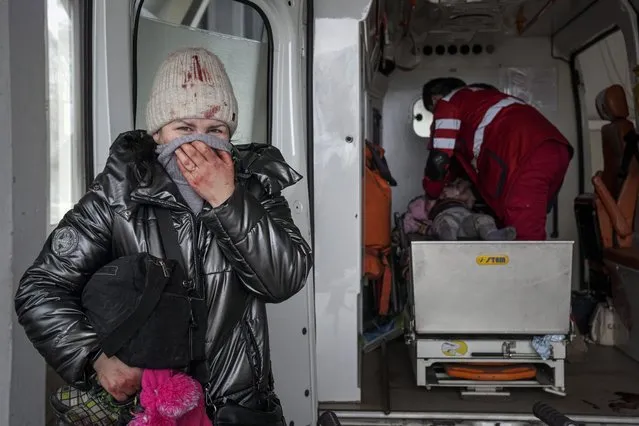 A woman reacts as paramedics perform CPR on a girl who was injured during shelling, at city hospital of Mariupol, eastern Ukraine, Sunday, February 27, 2022. The girl did not survive. (Photo by Evgeniy Maloletka/AP Photo)