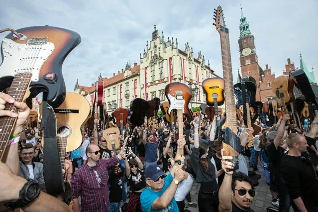 More than 7411 guitarists play “Hey Joe” by Jimi Hendrix to beat the Guitar Guinness World Record at the Market Square in Wroclaw, Poland May 1, 2018. (Photo by Krzysztof Cwik/Reuters/Agencja Gazeta)