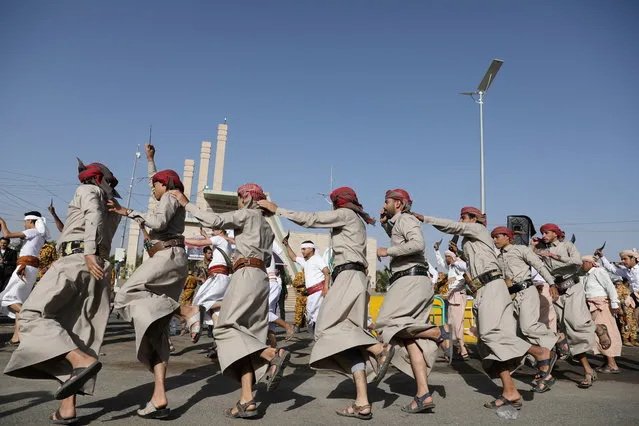 Tribesmen perform the Baraa dance during a mass wedding held by the Houthis, amid the spread of the coronavirus disease (COVID-19), in Sanaa, Yemen ob December 9, 2020. (Photo by Khaled Abdullah/Reuters)