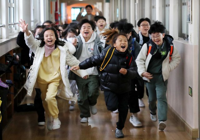 Third-grade students head home with bright expressions after completing the closing ceremony at Doma Elementary School in Seo-gu, Daejeon on the December 11, 2025. (Photo by Shin Hyeon-jong)