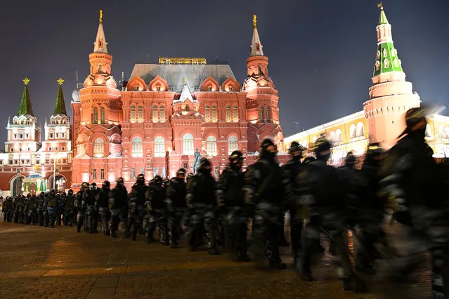 Law enforcement officers block Moscow's Manezhnaya Square on February 2, 2021. A Moscow court on February 2 granted a prosecutors' request for Kremlin critic Alexei Navalny to serve prison time for violating the terms of his parole. Judge Natalya Repnikova ordered a suspended three-and-a-half-year sentence Navalny received in 2014 to be changed to time in a penal colony, an AFP journalist at the courthouse said. Repnikova said time Navalny previously spent under house arrest in the sentence would count as time served, and, according to his team, that would mean at least two-and-a-half years in prison now. Navalny's Anti-Corruption Fund (FBK) immediately called for supporters to protest in central Moscow. (Photo by Kirill Kudryavtsev/AFP Photo)