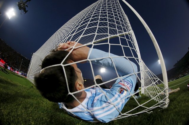 Argentina's Lionel Messi falls in the net during the Copa America 2015 final soccer match against Chile at the National Stadium in Santiago, Chile, July 4, 2015. (Photo by Ivan Alvarado/Reuters)