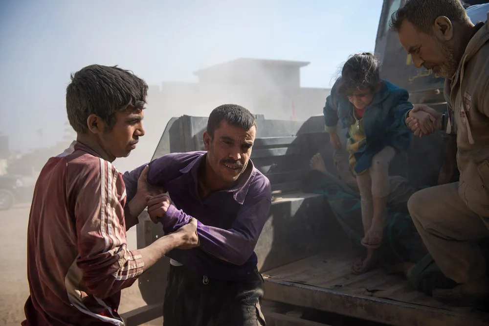 Iraqis Flee Mosul Fighting