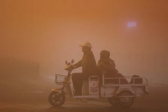 People ride during heavy smog in Lianyungang, Jiangsu province, China, November 13, 2016. (Photo by Reuters/Stringer)