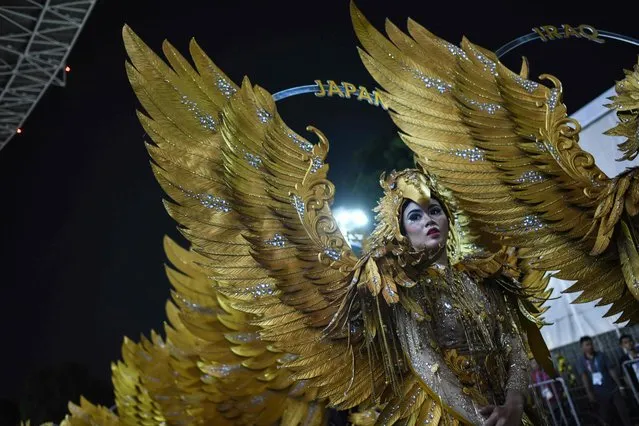 Performers stand in line as they wait to take part at the opening ceremony of the 2018 Asian Games in Jakarta on August 18, 2018. (Photo by Anthony Wallace/AFP Photo)