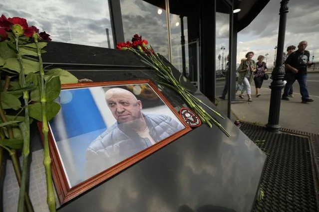 A portrait of the owner of private military company Wagner Group Yevgeny Prigozhin is installed at an informal memorial at a cafe owned by a Prigozhin's company in St. Petersburg, Russia, Friday, August 25, 2023. A preliminary U.S. intelligence assessment has found that the plane crash presumed to have killed Wagner leader Yevgeny Prigozhin was intentionally caused by an explosion. (Photo by Dmitri Lovetsky/AP Photo)