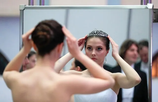A participant prepares backstage ahead of the 18th annual Viennese Ball charity event at Gostiny Dvor in Moscow, Russia on May 29, 2021. (Photo by Evgenia Novozhenina/Reuters)