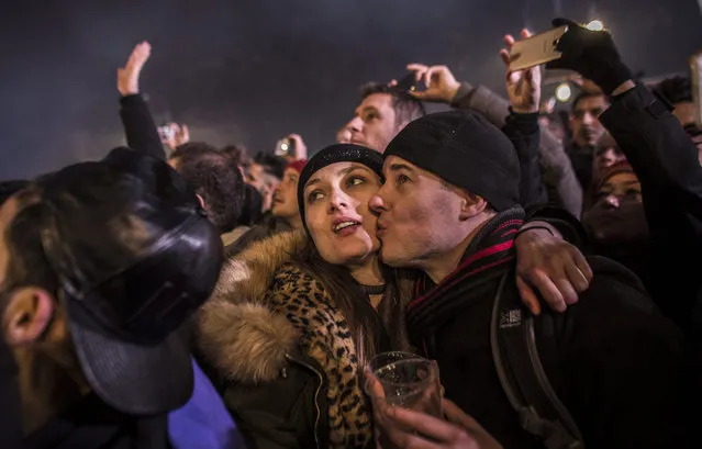 People celebrate New Year's Eve at the Brandenburg Gate in Berlin, Germany, 01 January 2017. (Photo by Oliver Weiken/EPA)