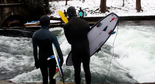 Surfers catch a wave of the freezing water of the Eisbach in Munich's famous English garden, Germany January 5, 2017. (Photo by Michael Dalder/Reuters)