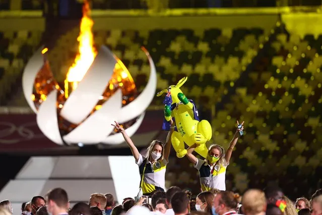 Australia's athletes hold an inflatable mascot in front of the Olympic torch during the closing ceremony of the Tokyo 2020 Olympic Games, at the Olympic Stadium, in Tokyo, on August 8, 2021. (Photo by Antonio Bronic/Reuters)