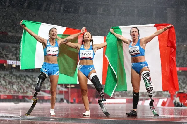 (L-R) Bronze medalist Monica Graziana Contrafatto of Team Italy, gold medalist Ambra Sabatini of Team Italy and silver medalist Martina Caironi of Team Italy celebrate after competing in the Women's 100m - T63 Final on day 11 of the Tokyo 2020 Paralympic Games at Olympic Stadium on September 04, 2021 in Tokyo, Japan. (Photo by Alex Pantling/Getty Images)
