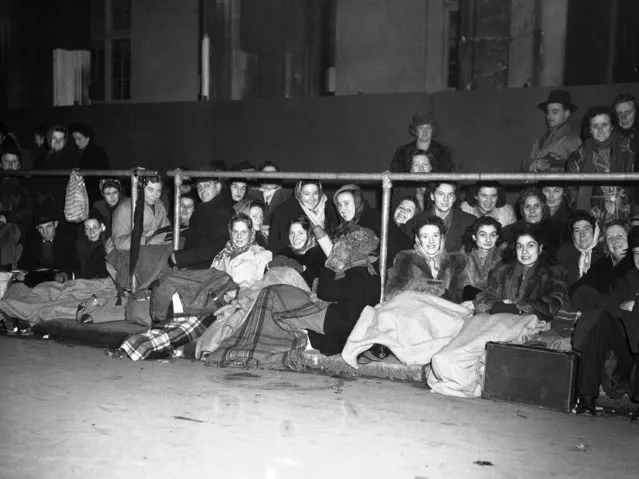 People lined up to sleep outside Westminster Abbey, London before the royal wedding of Princess Elizabeth and the Duke of Edinburgh on November 19, 1947. (Photo by AP Photo)