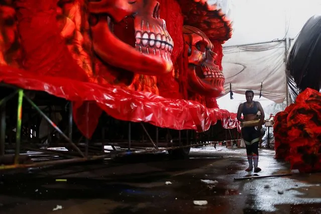 Members of the Vai-Vai samba school prepare their floats in São Paulo, Brazil on January 25, 2023 for carnival, starting on 16 February. (Photo by Felipe Iruata/Reuters)
