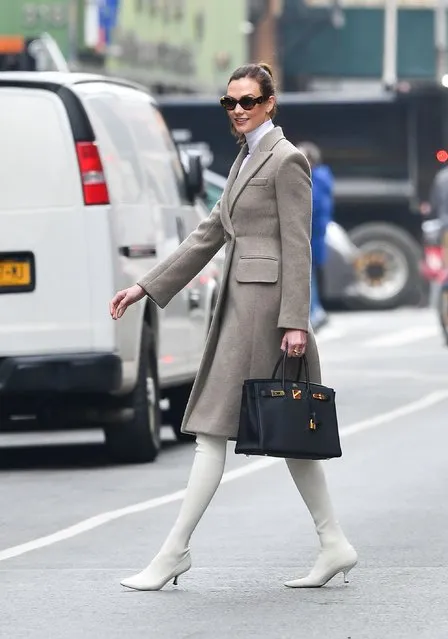 American fashion model Karlie Kloss is pictured stepping out in New York City on January 25, 2022. The 29 year old supermodel carried a Hermes birkin bag and wore a wool coat, white turtleneck, and matching boot heels. (Photo by The Image Direct)