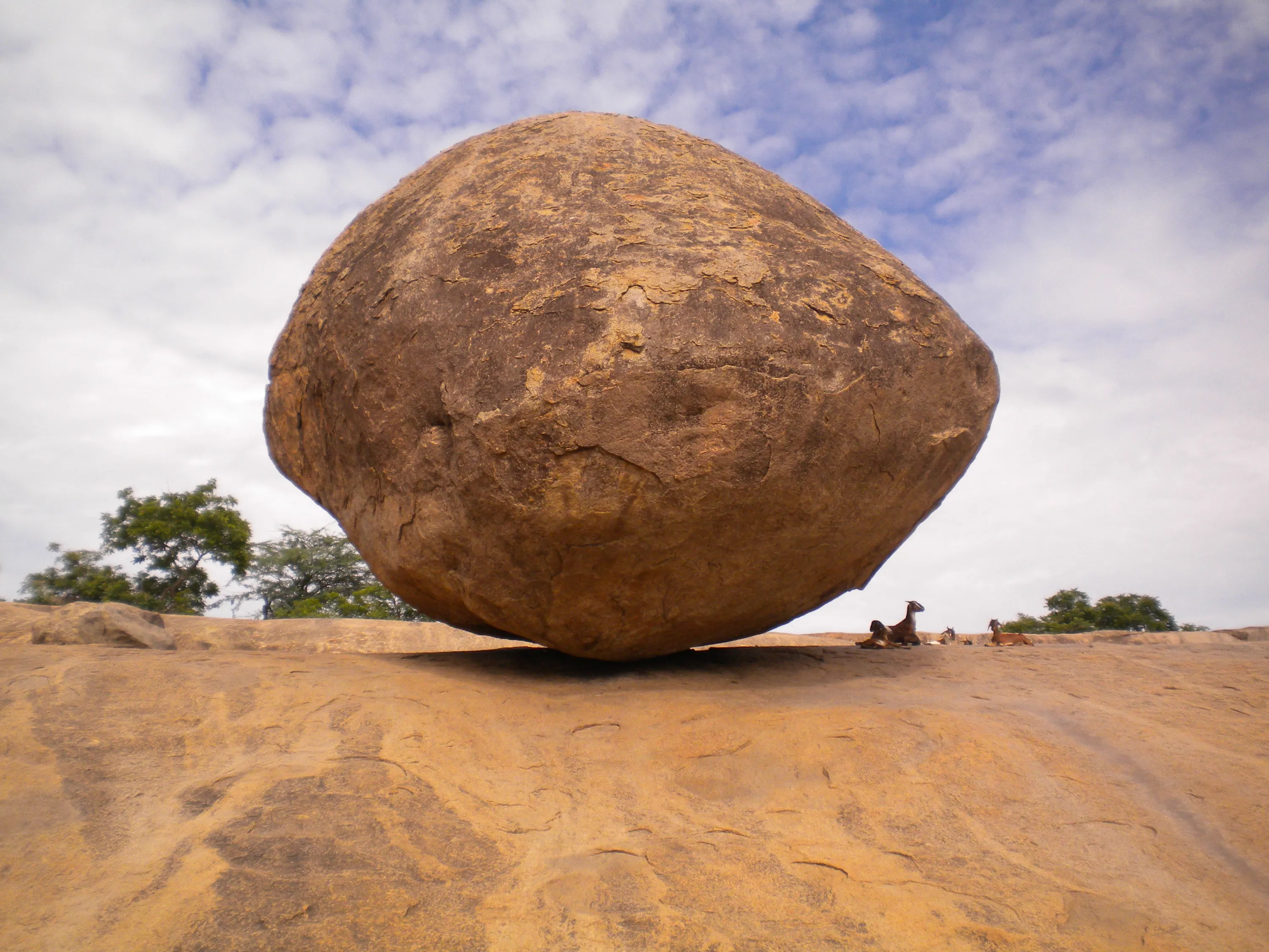 Большой огромный великий. Масляный шар — камень Кришны. Индия. Камень Кришны в Махабалипурам. Индийский балансирующий камень (Махабалипурам). Камень Куммакиви.