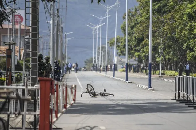 A bicycle is left in the middle of the Petite Barriere border crossing with Rwanda in Goma, eastern Congo Friday, June 17, 2022. Rwanda's military says a Congolese soldier crossed the border and began shooting at Rwandan security forces and civilians before being shot dead Friday morning, the latest escalation in tensions between the countries. (Photo by Moses Sawasawa/AP Photo)