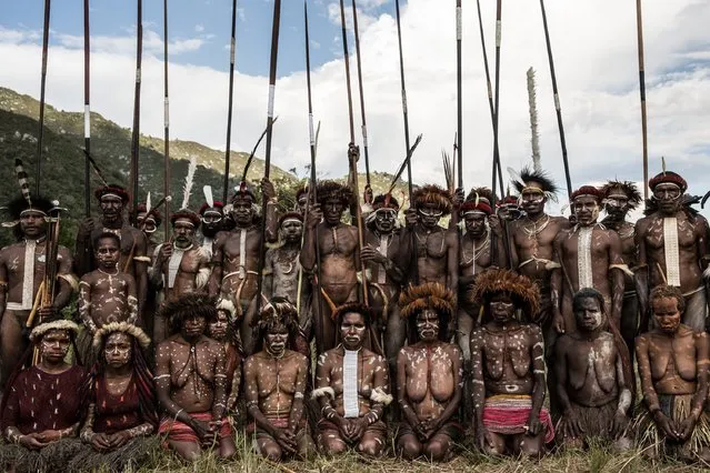 Numerous members of the Papuanese tribes group together for a portrait during the 25th Baliem Valley festival on August 8, 2014 in Wamena, Indonesia. (Photo by Agung Parameswara/Getty Images)