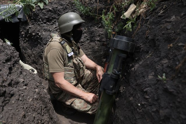 A Ukrainian serviceman mans a position in a trench on the front line near Avdiivka, Donetsk region on June 18, 2022 amid the Russian invasion of Ukraine. (Photo by Anatolii Stepanov/AFP Photo)