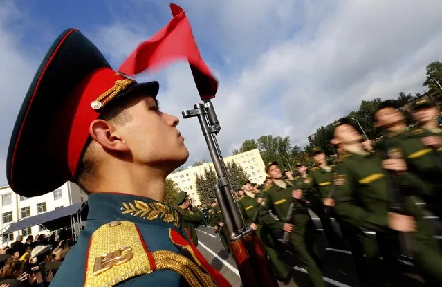 First year cadets of the Military University of Communication march during an oath-taking ceremony in St.Petersburg September 6, 2014. (Photo by Alexander Demianchuk/Reuters)