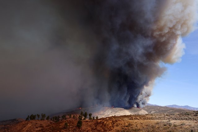 Smoke and flames rise as firefighters and aircraft battle the Hughes Fire near Castaic Lake, north of Santa Clarita, California, on January 22, 2025. (Photo by David Swanson/Reuters)
