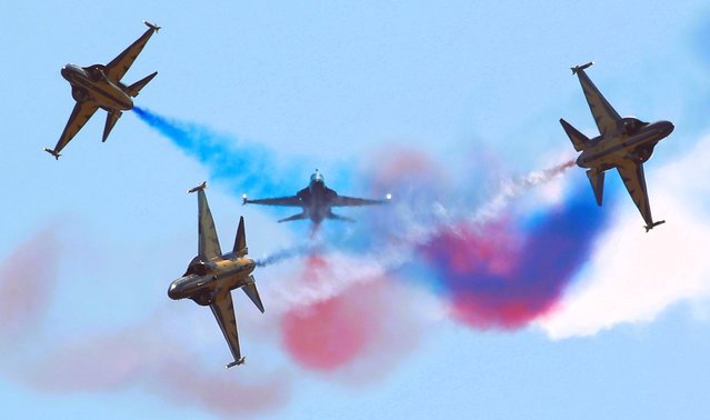 At the “2024 Sacheon Air Show” held at the 3rd Air Force Training Airfield in Sacheon, Gyeongnam on October 24, 2024, the Air Force's special flight team Black Eagles performed an air show, decorating the autumn sky with gorgeous colors. (Photo by Kim Dong-hwan)