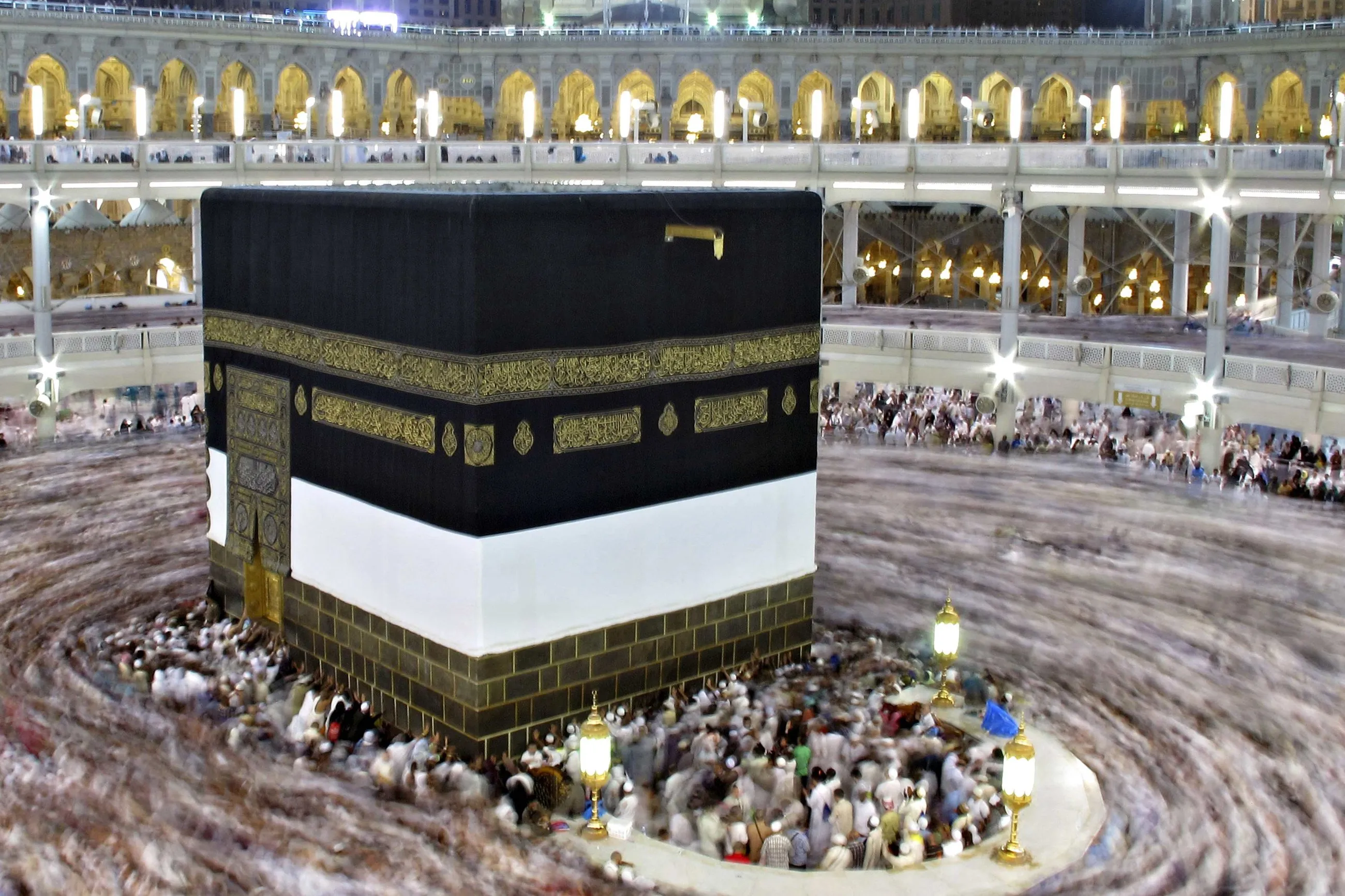 Как определить мекку. Мечеть Кааба в Мекке. Мекка Кааба черный камень. Хадж Мекка Медина. Кааба Саудовская Аравия внутри.