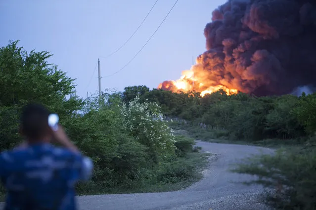 View of the explosion of a second fuel storage tank at the Puma Energy plant in Puerto Sandino, 70 km northwest of Managua, on August 18, 2016. The fire started on the eve, after a tank with a storage capacity of 144,000 barrels of fuel exploded in the afternoon. (Photo by Alfredo Zuniga/AFP Photo)