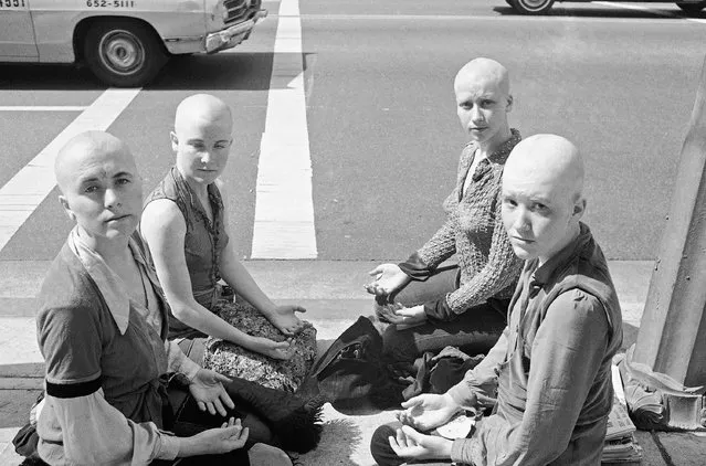 Four young women members of the Charles Manson “family” kneel on the sidewalk outside the Los Angeles at Hall of Justice, March 29, 1971 with their heads shaved. They've kept a vigil at the building throughout the long trial in which Manson and three other women were convicted of slaying actress Sharon Tate and six others. Left to right: Cathy Gillies, Kitty Lutesinger, Sandy Good, Brenda McCann. Jurors were believed near a verdict on the penalty to be imposed on the defendants. (Photo by Wally Fong/AP Photo)