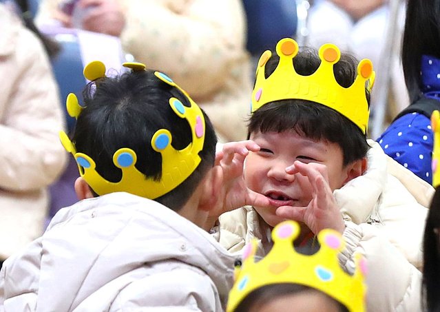 A first grader smiling while making a heart with his hands to a friend at the entrance ceremony of Baesan Elementary School in Suyeong-gu, Busan on March 4, 2025. (Photo by Kim Dong-hwan)
