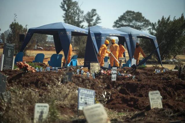 Workers prepare for a burial at the Olifantsveil Cemetery outside Johannesburg, South Africa, Thursday August 6, 2020. The frequency of burials in South Africa has significantly increased during the coronavirus pandemic, as the country became one of the top five worst-hit nations. New infection numbers around the world are a reminder that a return to normal life is still far off. (Photo by Jerome Delay/AP Photo)