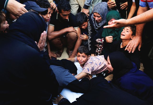 Mourners react as they attend the funeral of Palestinians killed in Israeli strikes, at Nasser hospital, in Khan Younis, in the southern Gaza Strip, on May 23, 2025. (Photo by Hatem Khaled/Reuters)