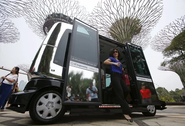 Members of the media disembark from an autonomous self-driving vehicle during a demonstration at Gardens by the Bay in Singapore October 12, 2015. Singapore unveiled its public transport future on Monday, and it was a vision of passengers commuting in driverless buses along roads and freeways populated by platoons of autonomous trucks following a single driver. (Photo by Edgar Su/Reuters)