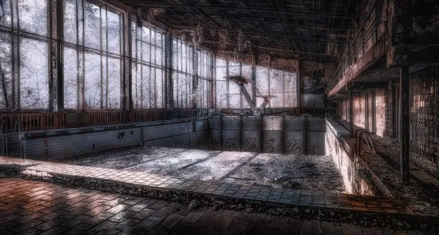 The Azure Swimming Pool in Pripyat. (Photo by Vladimir Mitgutin/Caters News Agency)