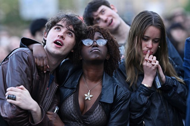 Students and revellers listen to the Magdalen College Choir singing hymns from the top of the Great Tower, on Magdalen Bridge during May Day celebrations, in Oxford, Britain on May 1, 2024. (Photo by Dylan Martinez/Reuters)