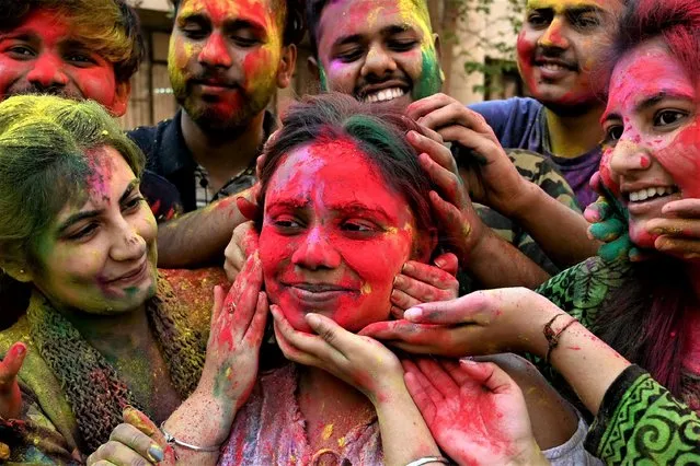 Students daubed in “Gulal” or coloured powder celebrate Holi, the Hindu spring festival of colours at the Guru Nanak Dev University in Amritsar on March 6, 2023. (Photo by Narinder Nanu/AFP Photo)