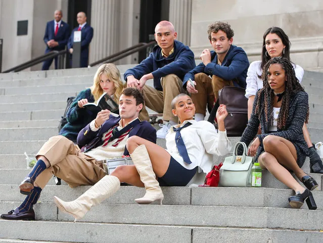 Evan Mock, Emily Alyn Lind, Thomas Doherty, Eli Brown, Jordan Alexander, Zion Moreno, Savannah Lee Smith are seen at the film set of the “Gossip Girl” TV Series on November 10, 2020 in New York City. (Photo by Jose Perez/Bauer-Griffin/GC Images)