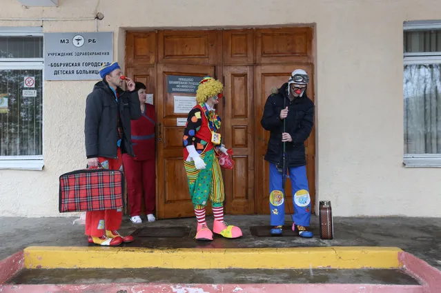 Clowns leave the children's hospital during the first clown festival in Belarus in Bobruisk, some 150 km from Minsk, Belarus, 01 April 2018. (Photo by Tatyana Zenkovich/EPA/EFE)