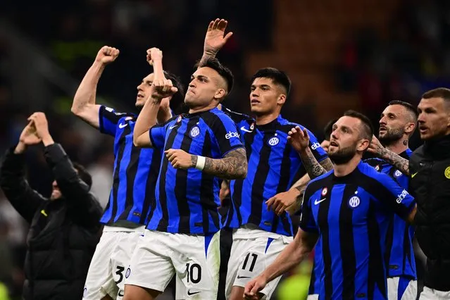 Inter Milan's Argentinian forward Lautaro Martinez (C) and teammates acknowledge the public at the end of the UEFA Champions League semi-final first leg football match between AC Milan and Inter Milan, on May 10, 2023 at the San Siro stadium in Milan. (Photo by Marco Bertorello/AFP Photo)
