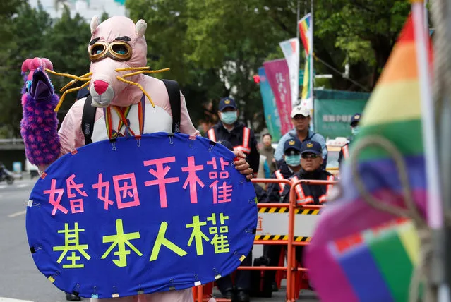 A supporter of same-s*x marriage holds a placard, which reads: “Marriage equality, basic human rights”, during hearings at the Legislative Yuan in Taipei, Taiwan November 24, 2016. (Photo by Tyrone Siu/Reuters)