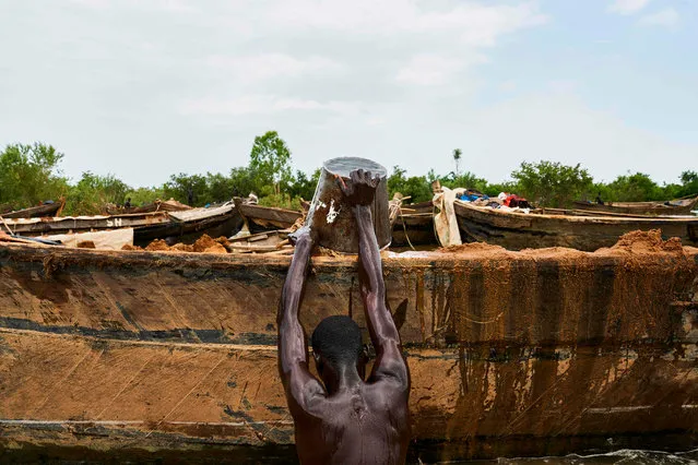 A Malian digger loads his boat with sand collected from the Niger River near Kangaba, in Mali' s southwestern Koulikoro region, on October 2, 2018. (Photo by Michele Cattani/AFP Photo)