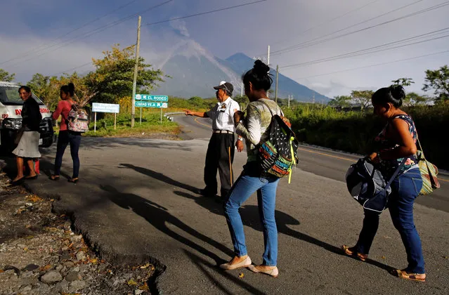 The Fuego volcano is seen as people are evacuated from areas around Fuego volcano, which began violently erupting in El Rodeo, Guatemala on November 19, 2018. (Photo by Luis Echeverria/Reuters)
