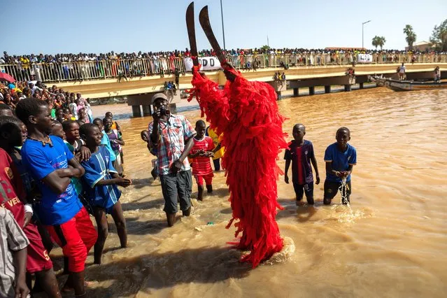 A man known as a “Kangkourang” performs a ritual before dugout races in Saint Louis, Senegal on October 28, 2023. The traditional races showcase hundreds of local fishermen who compete in a 6 kilometre race aboard long and narrow dugouts on the Senegal river. The teams comprise 50 to 70 rowers representing geographical areas from their neighbourhoods. (Photo by Jerome Favre/EPA/EFE)