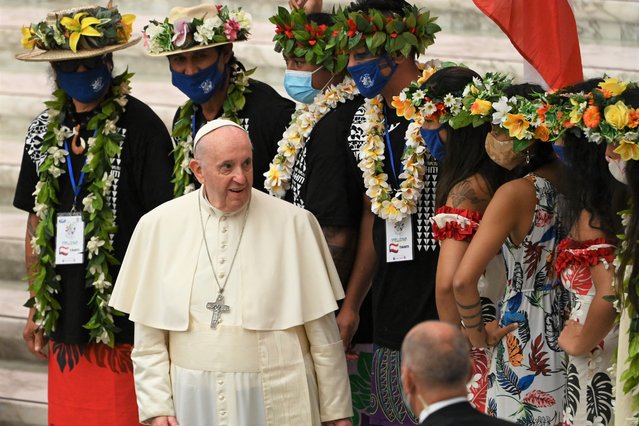 Pope Francis (C) poses with faithful from Tahiti during his weekly general audience on August 11, 2021 at Paul VI hall in the Vatican. (Photo by Andreas Solaro/AFP Photo)