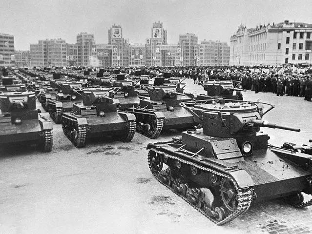 In a mass May Day demonstration of military might, the Red Army rolled a legion of tanks through the Principal Square, in Kharkov, Ukraine on May 1, 1937. What is now Ukraine was a contested region of shifting borders for centuries that did not come completely under Moscow’s rule until late in the 18th century during the reign of Catherine the Great, and even then the Russian Empire was never able to swallow it easily or completely. (Photo by AP Photo/File)