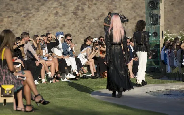 Guests watch Louis Vuitton's women CRUISE 2016 fashion show at the estate of entertainer Bob Hope in Palm Springs, California May 6, 2015. (Photo by Mario Anzuoni/Reuters)