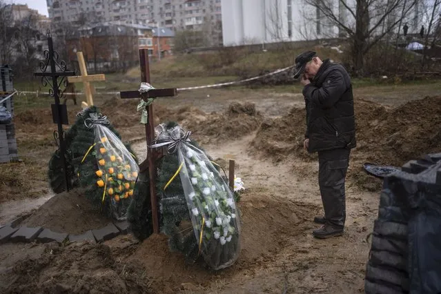 Oleg, 56, mourns for his mother Inna, 86, killed during the war against Russia in Bucha, in the outskirts of Kyiv, Ukraine, Sunday, April 10, 2022. (Photo by Rodrigo Abd/AP Photo)