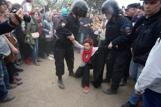 Riot police officers detain a participant of an unauthorized opposition rally in centre of Saint Petersburg on June 12, 2017. Over 200 people were detained on June 12, 2017 by police at opposition protests called by Kremlin critic Alexei Navalny, said a Russian NGO tracking arrests. “About 121 people were detained in Moscow up to this point. In Saint-Petersburg – 137”, OVD-Info group, which operates a detention hotline, wrote on Twitter. (Photo by Olga Maltseva/AFP Photo)