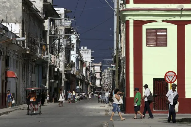People walk on a street in Havana April 10, 2015. (Photo by Enrique De La Osa/Reuters)