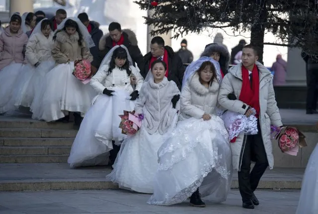 Couples arrive for a “mass ice and snow wedding” ahead of the opening of the Harbin International Snow and Sculpture Festival in Harbin, in China's northeast Heilongjiang province on January 5, 2020. (Photo by Noel Celis/AFP Photo)
